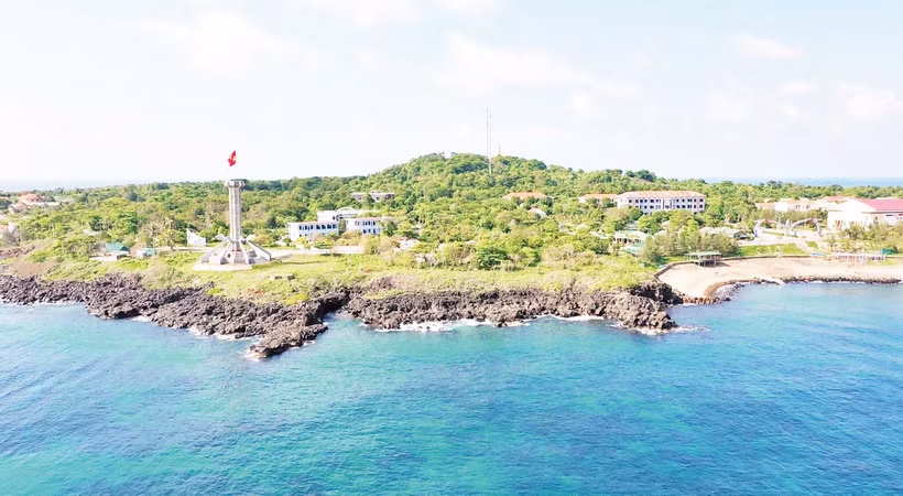 Cồn Cỏ đẹp, hoang sơ, được ví như báu vật của biển.