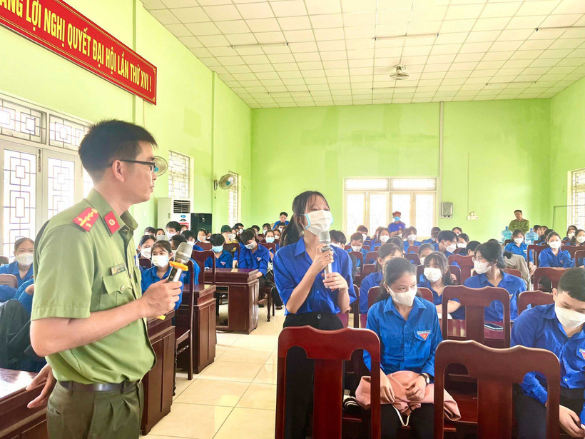 Cán bộ Công an tỉnh Quảng Ngãi tập huấn về kỹ năng sử dụng mạng xã hội và nhận diện các nguy cơ, rủi ro trên không gian mạng cho đoàn viên, thanh niên xã Nghĩa Hiệp, huyện Tư Nghĩa.