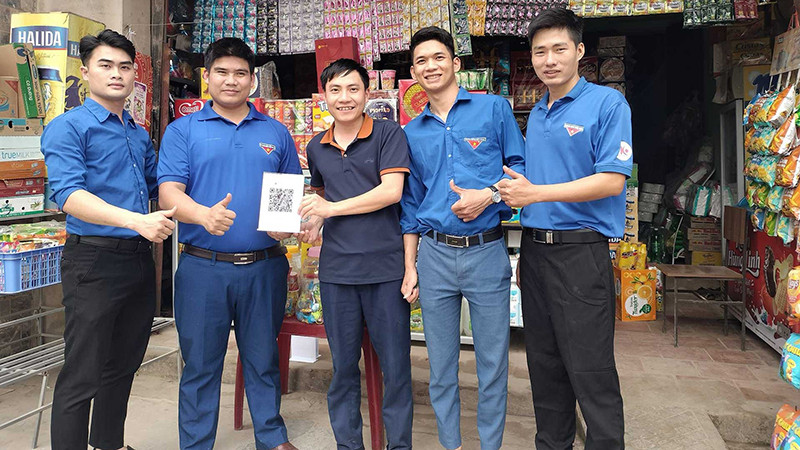 Huyện đoàn Triệu Sơn giúp các hộ kinh doanh thực hiện mô hình thanh toán không dùng tiền mặt.
