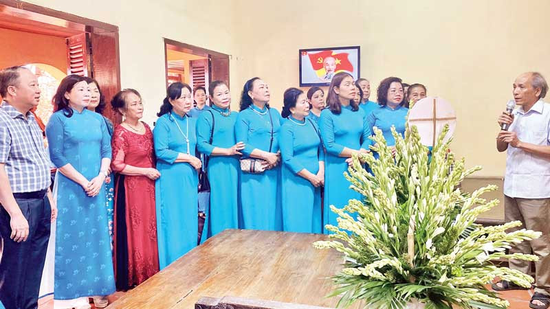 Buổi học tập, giáo dục truyền thống cho cán bộ, hội viên phụ nữ quận Tây Hồ tại địa điểm lưu niệm Chủ tịch Hồ Chí Minh ở và làm việc tại nhà cụ Nguyễn Thị An, phường Phú Thượng. (Ảnh VIẾT CHUNG)