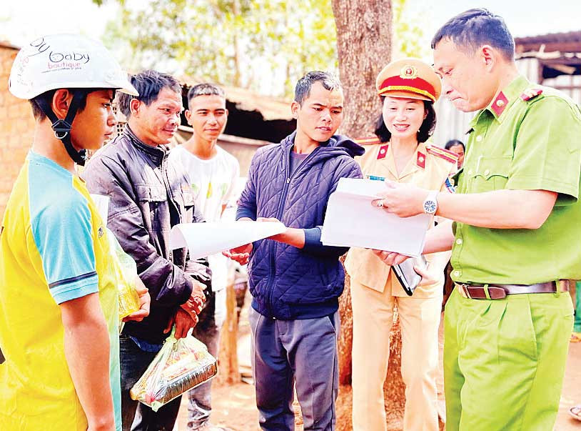 Công an huyện Chư Păh phối hợp với Công an xã Ia Khươl (huyện Chư Păh) tuyên truyền Luật Giao thông đường bộ cho người dân.