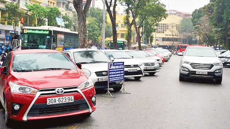 Một điểm trông giữ xe tại khu vực trung tâm quận Hoàn Kiếm. (Ảnh PHẠM HÙNG)