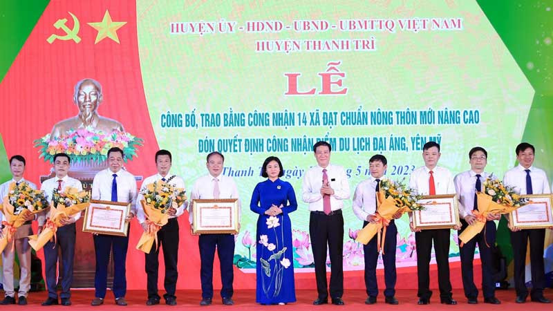 Phó Bí thư Thường trực Thành ủy Hà Nội Nguyễn Thị Tuyến trao Bằng công nhận xã đạt chuẩn nông thôn mới nâng cao cho các xã của huyện Thanh Trì.