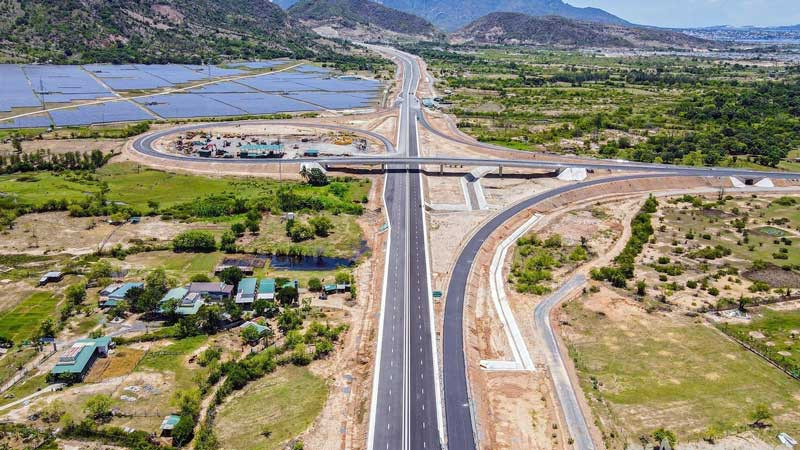 Giải ngân vốn đầu tư công là nhiệm vụ chính trị trọng tâm năm 2023, nhất là đối với các công trình hạ tầng giao thông trọng điểm. Trong ảnh: Nút giao thông thuộc dự án cao tốc Nha Trang-Cam Lâm được thông xe ngày 19/5, là điểm nhấn về thiết kế, mỹ thuật của tuyến.