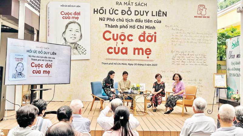 Các khách mời chia sẻ về cuốn sách trong buổi ra mắt ngày 20/5.