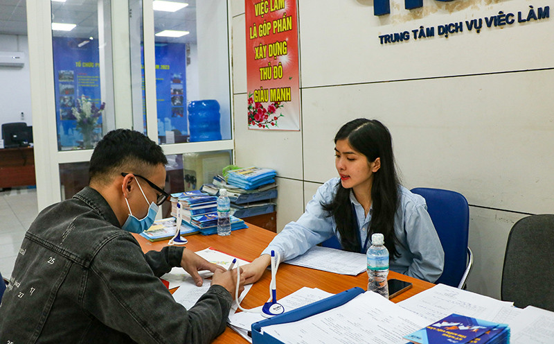 Lao động tìm hiểu thông tin tại Trung tâm Dịch vụ việc làm Hà Nội. (Ảnh: Nhật Quang)