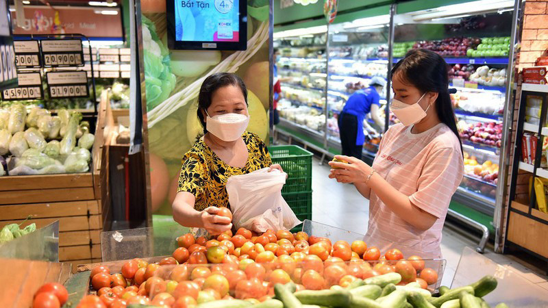 Khách hàng mua sắm tại hệ thống siêu thị Coopmart (Ảnh: nhandan.vn)