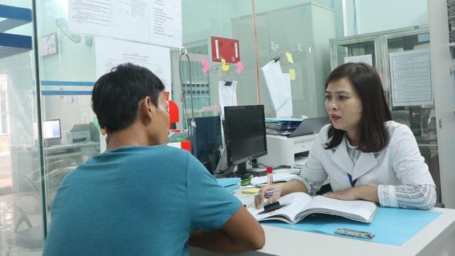 Tư vấn cho người nhiễm HIV. (Ảnh TRUNG TÂM KIỂM SOÁT BỆNH TẬT TỈNH KHÁNH HÒA)