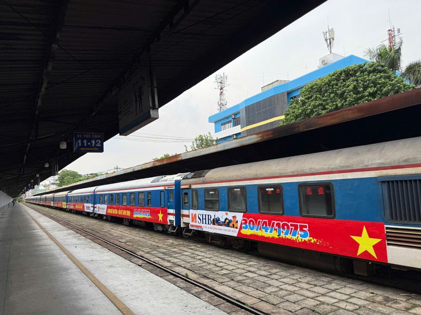Đoàn tàu Thống Nhất SE4 xuất phát tại ga Sài Gòn