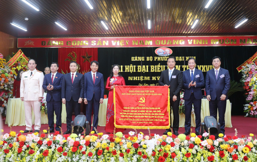 Thường trực Quận ủy Hoàng Mai tặng bức trướng chúc mừng Đại hội Đảng bộ phường Đại Kim, nhiệm kỳ 2025-2030