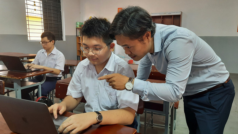 Học sinh Trường THPT chuyên Lê Hồng Phong Thành phố Hồ Chí Minh học AI tại trường (Ảnh CAO TÂN)