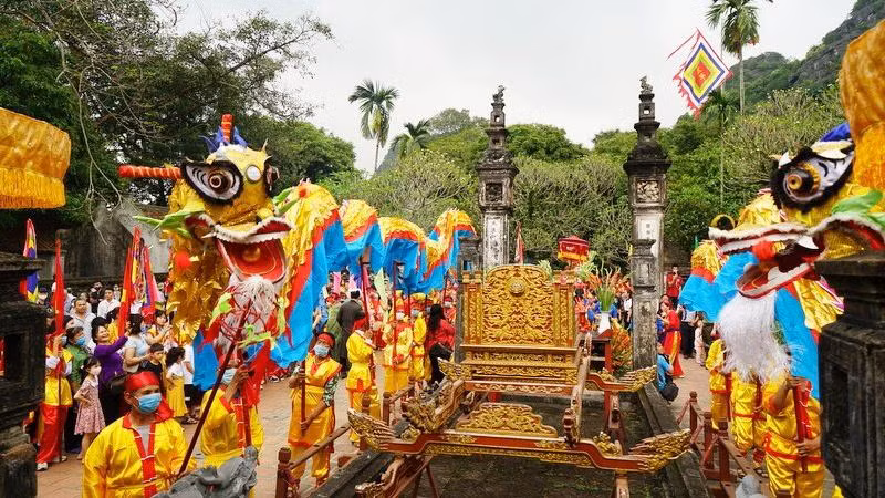 Múa rồng ở đền vua Đinh Tiên Hoàng trong Lễ hội Hoa Lư (Ảnh minh họa: Lê Hồng).