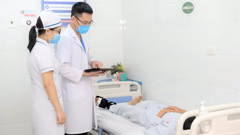 Theo dõi, điều trị và chăm sóc người bệnh tại Bệnh viện đa khoa thành phố Vinh, Nghệ An. (Ảnh: nhandan.vn)