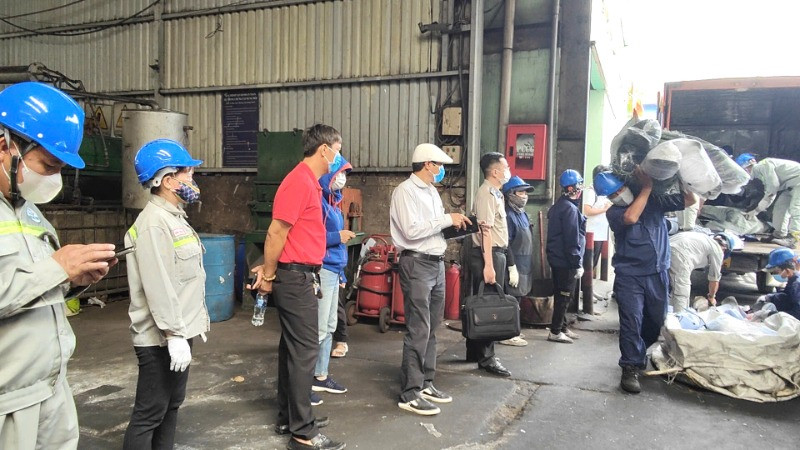 Các cơ quan chức năng tổ chức tiêu hủy nón giả Nón Sơn, ngày 24/12. (Ảnh: QUÝ HIỀN)