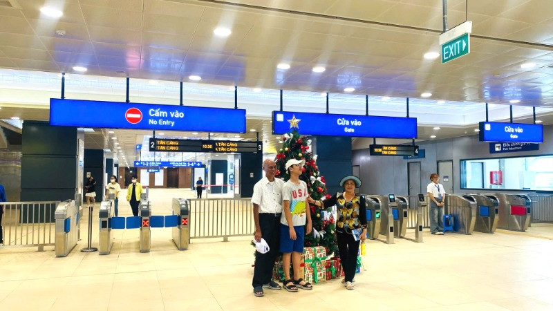 Người dân tham quan, trải nghiệm các ga và đi Metro số 1 ngày 24/12.