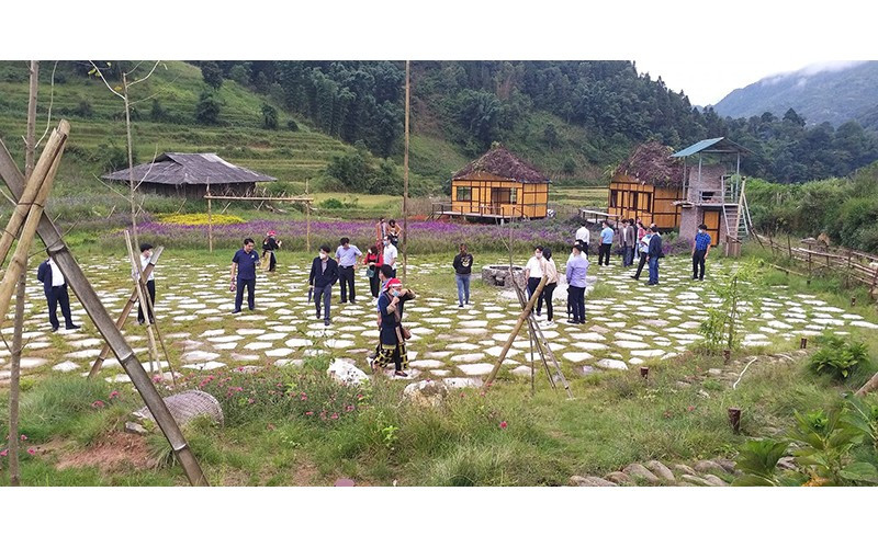 Khu vực tắm lá thuốc và giao lưu ngoài trời của Hợp tác xã Du lịch cộng đồng Tả Phìn. (Ảnh: PHƯỚC HÀ)