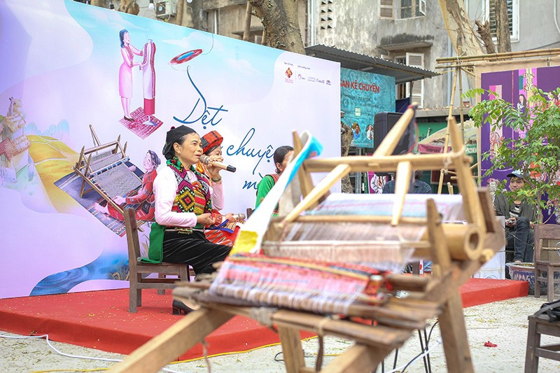 Cô Kao Thị Sơn giới thiệu thổ cẩm của người Mường, tại sự kiện "Dệt nên câu chuyện mình", tháng 1/2021. (Ảnh: Minh Đức)