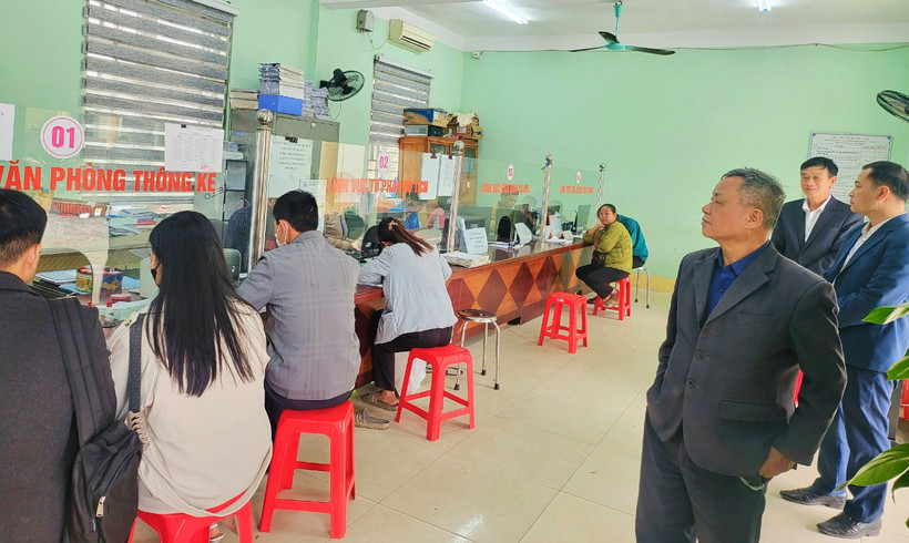 Cán bộ, công chức bộ phận một cửa xã Hợp Tiến, huyện Đồng Hỷ (Thái Nguyên) tiếp nhận và giải quyết thủ tục hành chính của người dân ngay từ sáng mồng 6 Tết