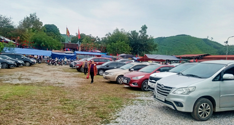 Hàng chục nghìn ô-tô được gửi tại bãi xe cụm đình, đền, chùa Cầu Muối dịp Tết Nguyên đán Giáp Thìn 2024, người trông giữ thả sức “chặt chém” người gửi.