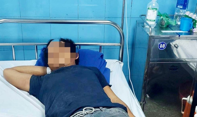 Một bệnh nhân bị ngộ độc do ăn thịt cóc đang điều trị tại bệnh viện