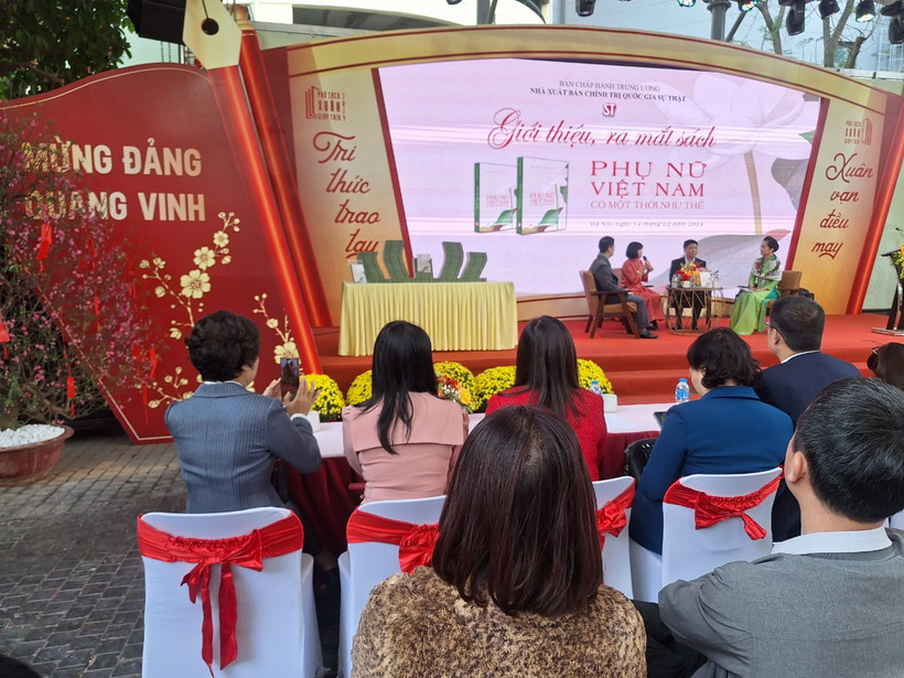 Quang cảnh giới thiệu, ra mắt sách Phụ nữ Việt Nam có một thời như thế
