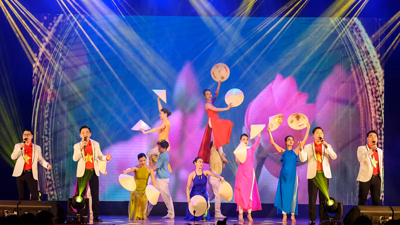 Các nghệ sĩ Nhà hát Nghệ thuật tỉnh Vĩnh Phúc biểu diễn tại sự kiện của địa phương.