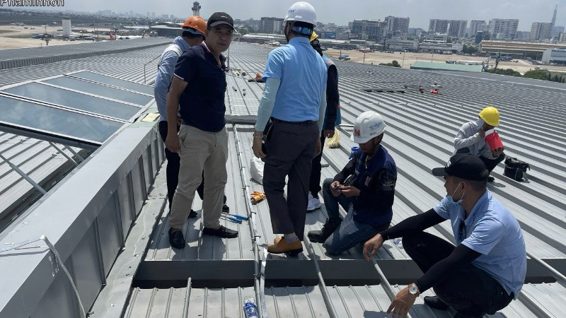Đơn vị thi công khắc phục sự số mái lợp gây dột nước tại phòng chờ nhà ga T3 sân bay Tân Sơn Nhất chiều 8/5.
