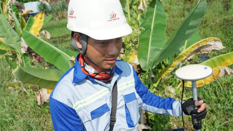 Ban Quản lý dự án đầu tư xây dựng các công trình giao thông Thành phố Hồ Chí Minh tổ chức cắm mốc và giao ranh dự án cao tốc Thành phố Hồ Chí Minh-Mộc Bài. (Ảnh: QUÝ HIỀN)