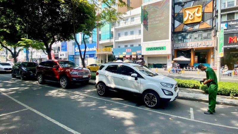 Một tuyến đường tại khu vực trung tâm Thành phố Hồ Chí Minh áp dụng thu phí đỗ ô tô. (Ảnh: NHẬT THÀNH)
