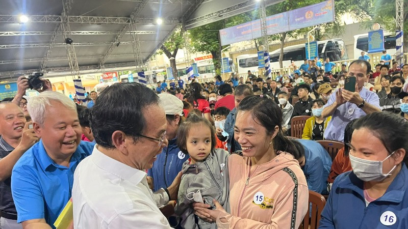 Bí thư Thành ủy Thành phố Hồ Chí Minh thăm hỏi, tặng quà, chúc Tết công nhân lao động Thành phố, sáng 27 tháng Chạp. (Ảnh: QUÝ HIỀN)