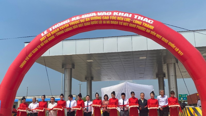 Tổng công ty Đầu tư phát triển đường cao tốc Việt Nam cùng chính quyền địa phương và các đơn vị tổ chức Lễ thông xe đường cao tốc Bến Lức-Long Thành, ngày 7/2. (Ảnh: QUÝ HIỀN)
