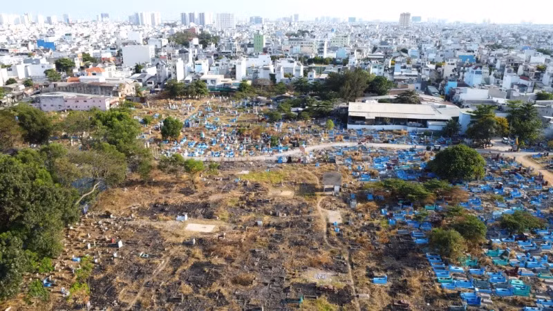 Nghĩa trang Bình Hưng Hòa đã hoàn tất bốc mộ, di dời giai đoạn 1 và 2, phần còn lại dự kiến di dời hoàn tất trong tháng 4/2025. (Ảnh: QUÝ HIỀN)