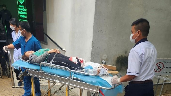 Lái xe và nhân viên phục vụ xe buýt đưa nạn nhân đi cấp cứu tại Bệnh viện Chợ Rẫy.