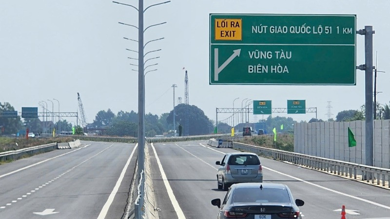 Thông xe đoạn phía đông của tuyến cao tốc Bến Lức-Long Thành (Ảnh: QUÝ HIỀN)