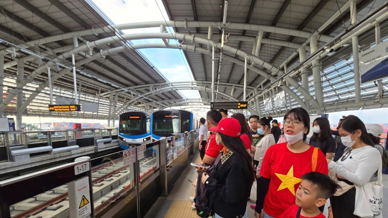Người dân chọn đi Metro vào trung tâm thành phố xem tổng duyệt diễu binh ngày 27/4. (Ảnh: QUÝ HIỀN)