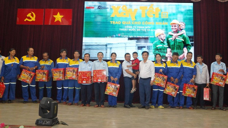Báo Nhân Dân và Công ty cổ phần Xây dựng Coteccons tổ chức trao tặng 200 phần quà cho công nhân lao động đang làm việc tại Công ty Trách nhiệm hữu hạn Một thành viên Thoát nước đô thị Thành phố Hồ Chí Minh. (Ảnh: THẾ ANH)