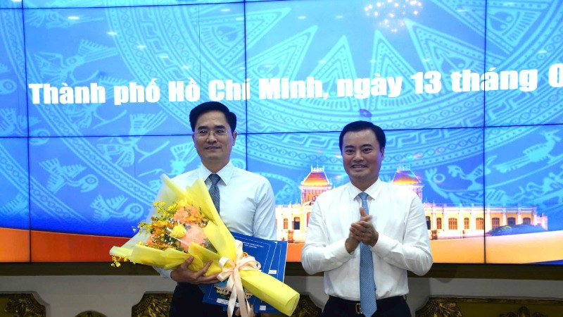 Ông Trần Quang Lâm nhận quyết định của Ủy ban nhân dân Thành phố giao quyền Giám đốc Sở Xây dựng Thành phố Hồ Chí Minh.
