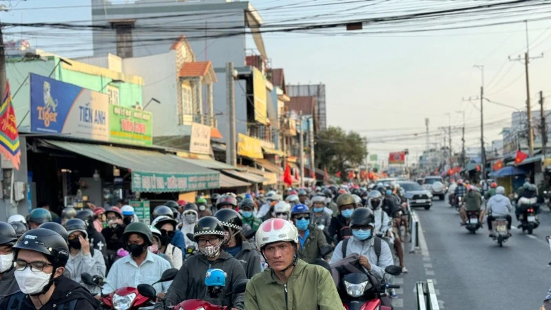 Chiều tối ngày 2/2 (mồng 5 Tết) người dân từ hướng Nhơn Trạch, Đồng Nai chờ lên phà Cát Lái trở về Thành phố Hồ Chí Minh (ảnh: QUÝ HIỀN)