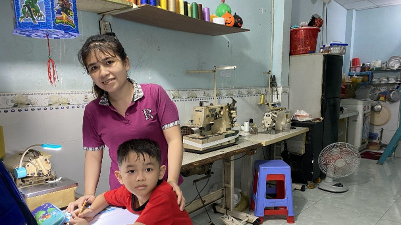 Công nhân lao động thuê nhà trọ tại Khu nhà trọ thuộc phường Bình Hưng Hòa A, quận Bình Tân (Ảnh: QUÝ HIỀN)