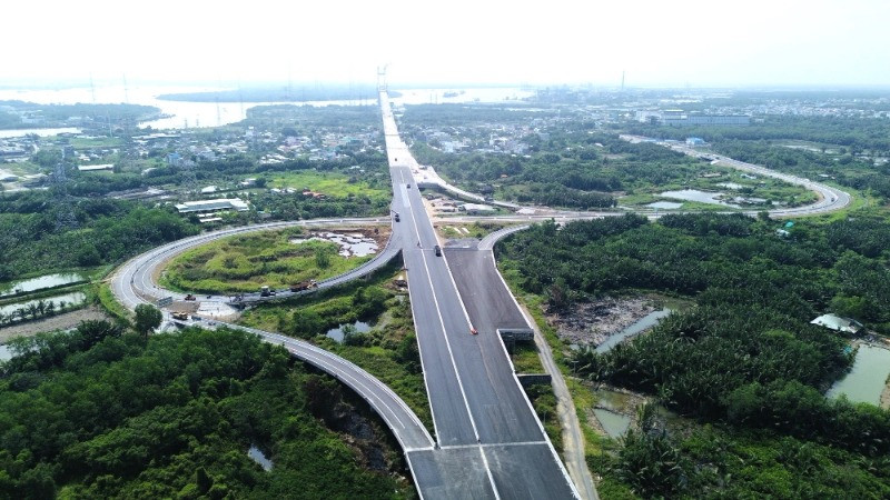 Đoạn phía tây cao tốc Bến Lức-Long Thành nối từ tỉnh Long An đến huyện Nhà Bè, Thành phố Hồ Chí Minh dài 21km đã thi công hoàn tất, tổ chức thông xe ngày 19/4. (Ảnh: QUÝ HIỀN)