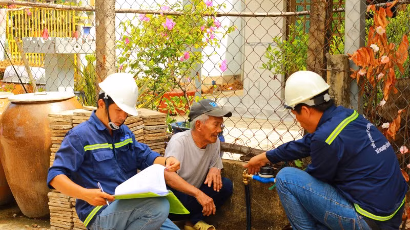 Nhân viên Xí nghiệp cấp nước Cần Giờ gắn đồng hồ nước cho người dân xã Tam Thôn Hiệp, huyện Cần Giờ. (Ảnh: QUÝ HIỀN)