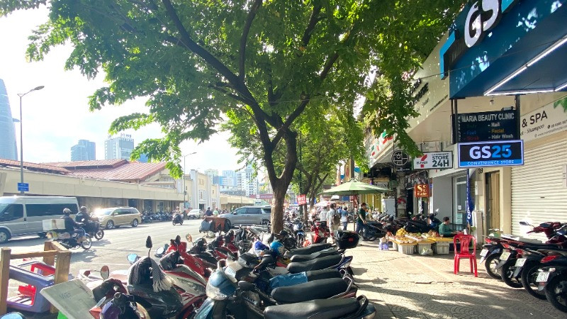 Vỉa hè tuyến đường Phan Chu Trinh, bên hông chợ Bến Thành, Quận 1, tuyến đường được Quận 1 thí điểm thực hiện thu phí theo Quyết định 32 của Ủy ban nhân dân thành phố. (Ảnh: QUÝ HIỀN)
