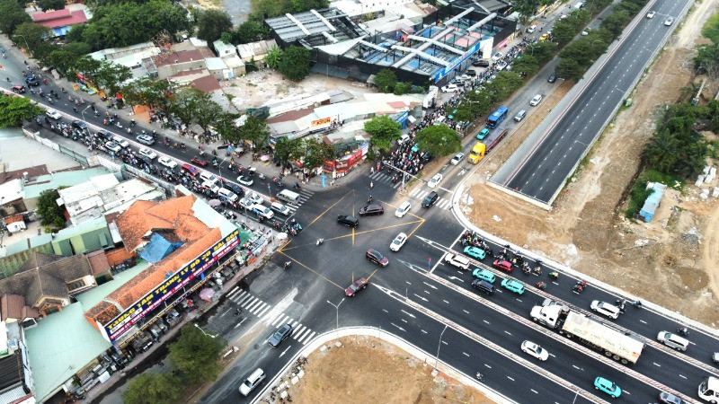 Nút giao Nguyễn Văn Linh-Nguyễn Hữu Thọ thi công hoàn tất, đưa vào hoạt động giúp giải tỏa ùn tắc giao thông, mở cánh cửa khu vực phía nam thành phố. (Ảnh: QUÝ HIỀN)