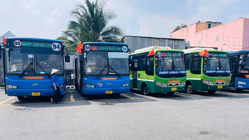 Xe buýt tại Thành phố Hồ Chí Minh đồng loạt treo cờ Tổ quốc hưởng ứng kỷ niệm 50 năm Ngày Giải phóng miền nam, thống nhất đất nước. (Ảnh: QUÝ HIỀN)