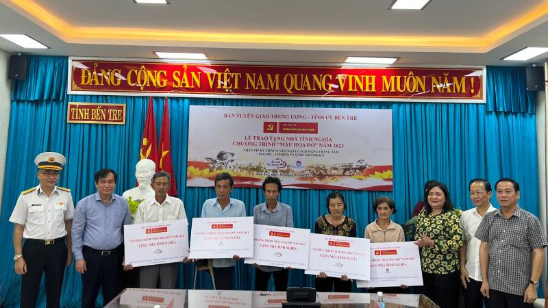 Lãnh đạo tham dự buổi lễ trao nhà tình nghĩa cho 5 gia đình chính sách.