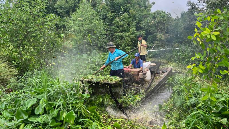 Máy phá lục bình, cỏ dại giúp khơi thông dòng chảy.