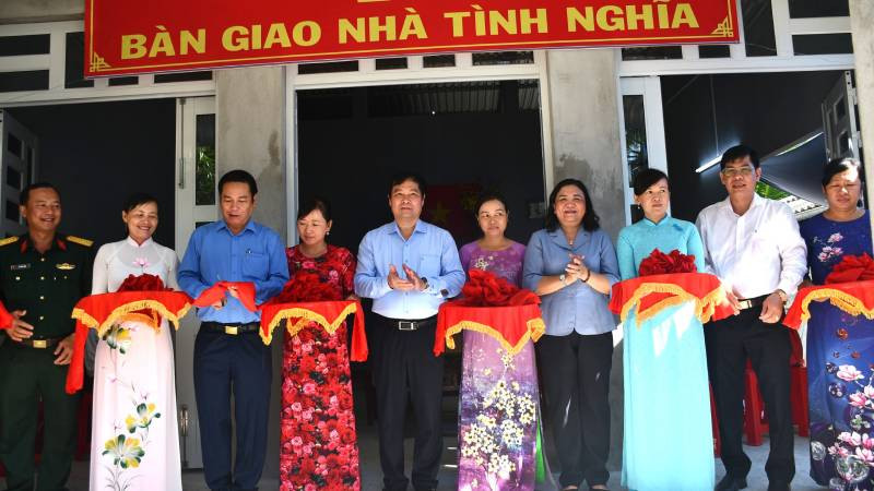 Lãnh đạo Ban Tuyên giáo Trung ương và Tỉnh ủy Bến Tre bàn giao nhà tình nghĩa cho gia đình chính sách.