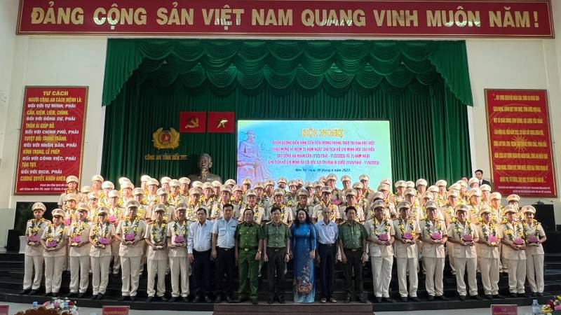 Công an tỉnh Bến Tre tuyên dương 75 tập thể, cá nhân điển hình tiên tiến.