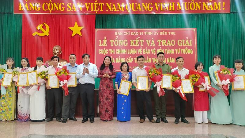 Ban tổ chức trao giải cho các tác giả đoạt giải tại cuộc thi.