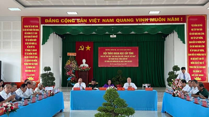 Đại biểu tham dự Hội thảo về phát huy tinh thần anh dũng Đồng khởi.